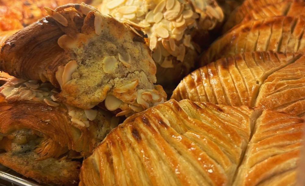 croissants aux amendes et chaussons aux pommes