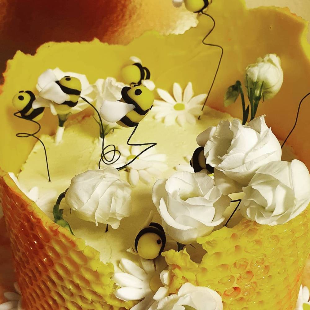 gâteau personnalisé sur le thème de la ruche et des abeilles