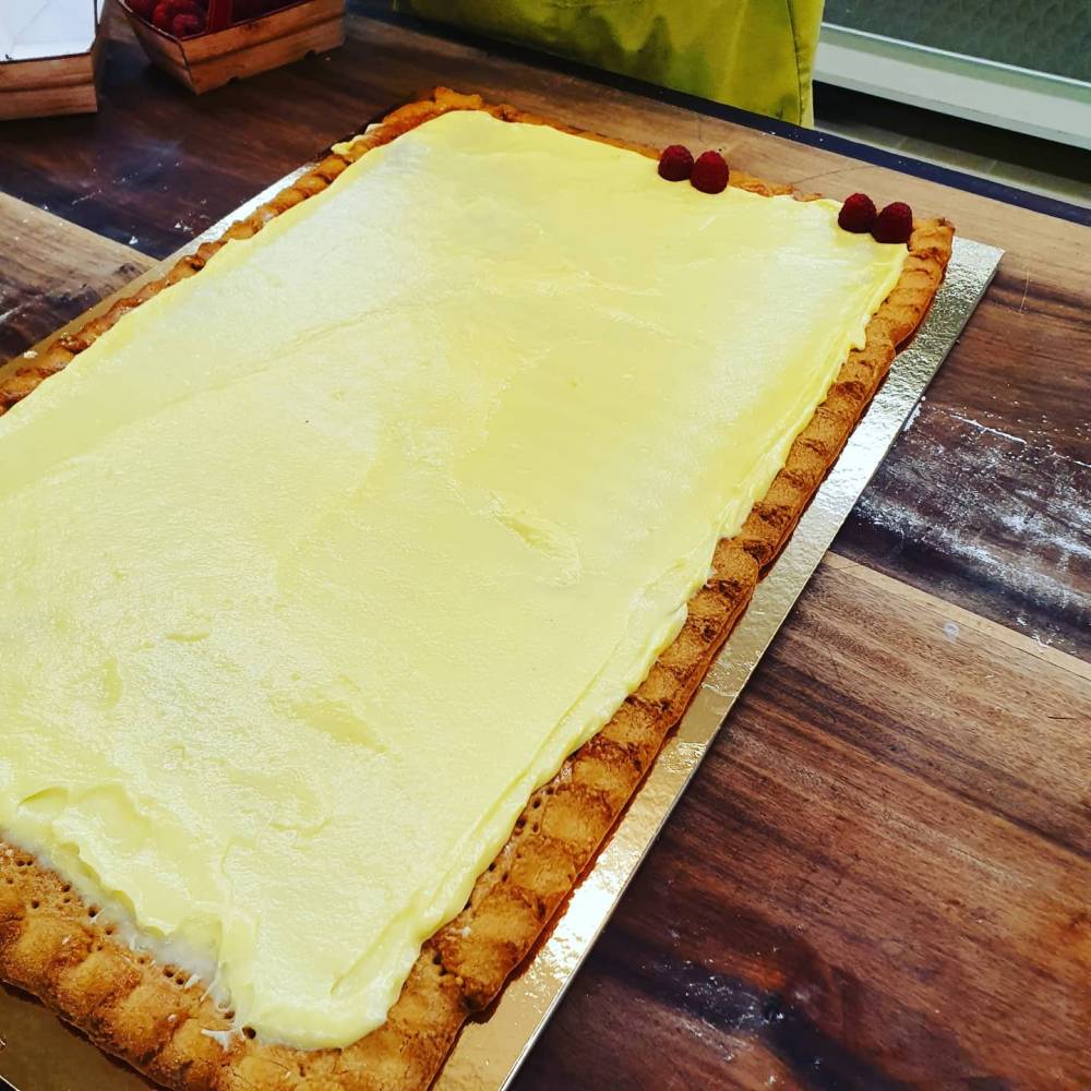 préparation d'un très grand gâteau aux framboises