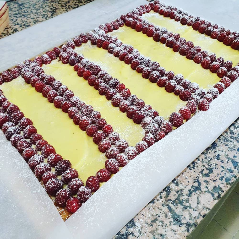 préparation d'un très grand gâteau aux framboises