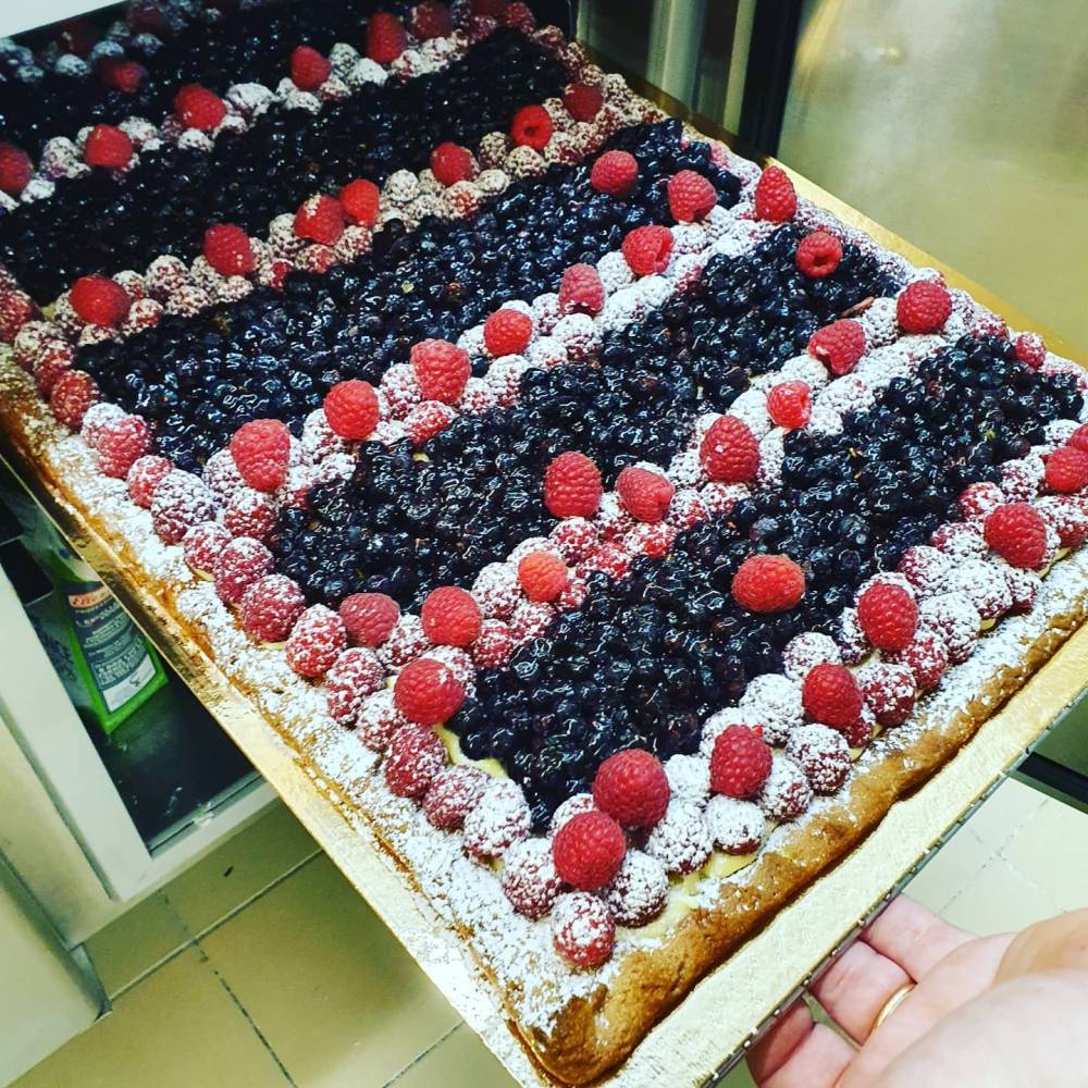 préparation d'un très grand gâteau aux framboises