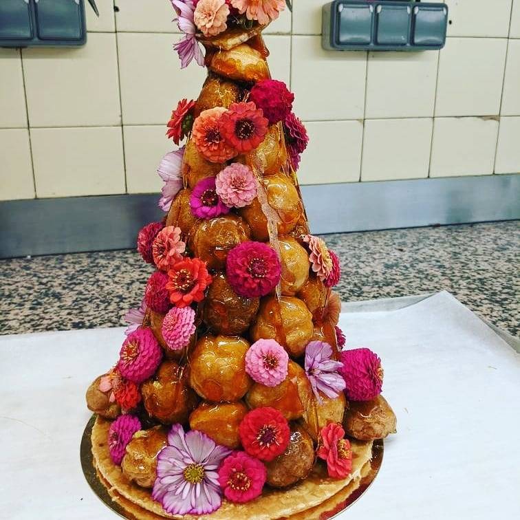 pièce montée de chou et de fleurs